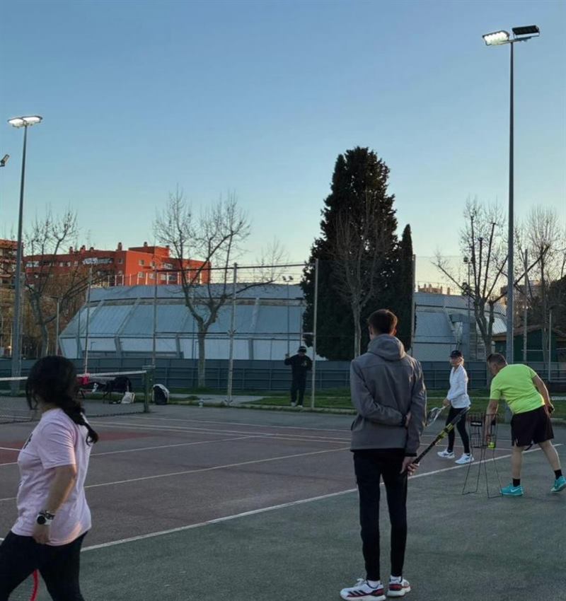 Socios jugando al tenis en ambiente familiar en el Club de Tenis Madrid Río
